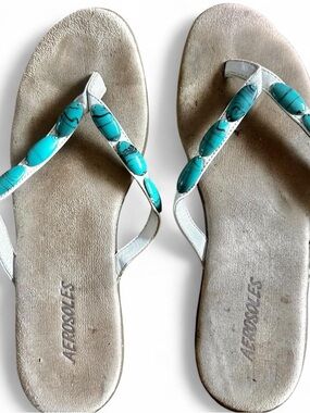 AEROSOLES White comfort Flip Flops with Turquoise Stone Accents Sz 8
